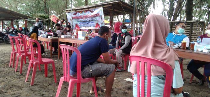 POLRES KEBUMEN MELAKSANAKAN VAKSINASI ASTRA ZENECA DOSIS 1, 2 DAN 3 DI PANTAI SETROJENAR 01