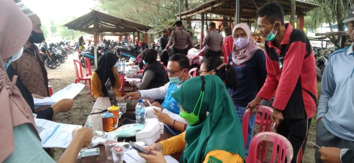 POLRES KEBUMEN MELAKSANAKAN VAKSINASI ASTRA ZENECA DOSIS 1, 2 DAN 3 DI PANTAI SETROJENAR