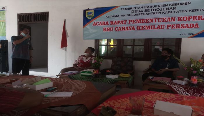 RAPAT PEMBENTUKAN KOPERASI DI SETROJENAR