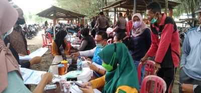 POLRES KEBUMEN MELAKSANAKAN VAKSINASI ASTRA ZENECA DOSIS 1, 2 DAN 3 DI PANTAI SETROJENAR